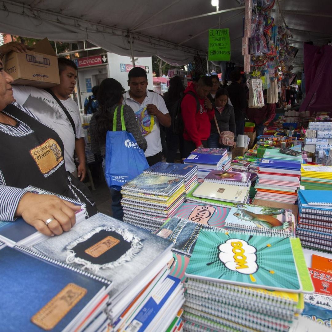 Comerciantes de útiles escolares reportan bajas ventas.